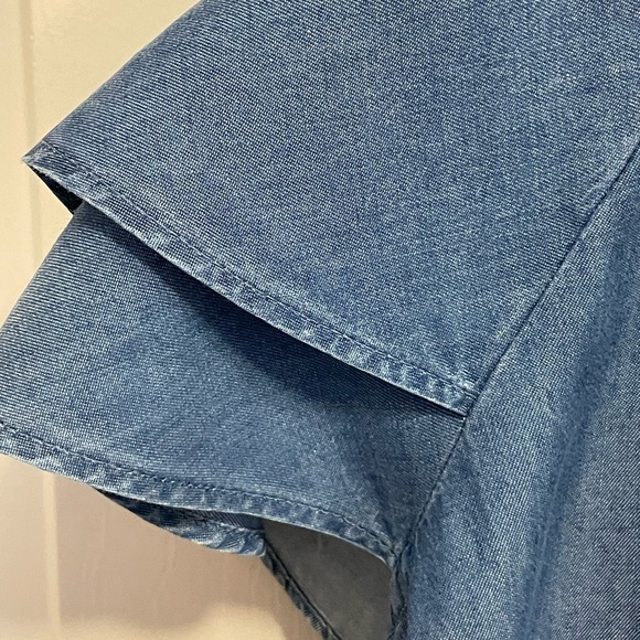 Old Navy chambray top, Medium - Picture 4 of 5